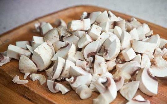 1. Этап. Суп грибной с шампиньонами: 2. Пока закипает водичка, вымойте, обсушите и измельчите грибочки.