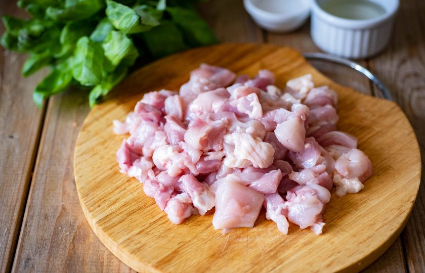 1. Этап. Зеленая чечевица с курицей: Куриное мясо отделите от кости (если это необходимо) и нарежьте небольшими кусочками.