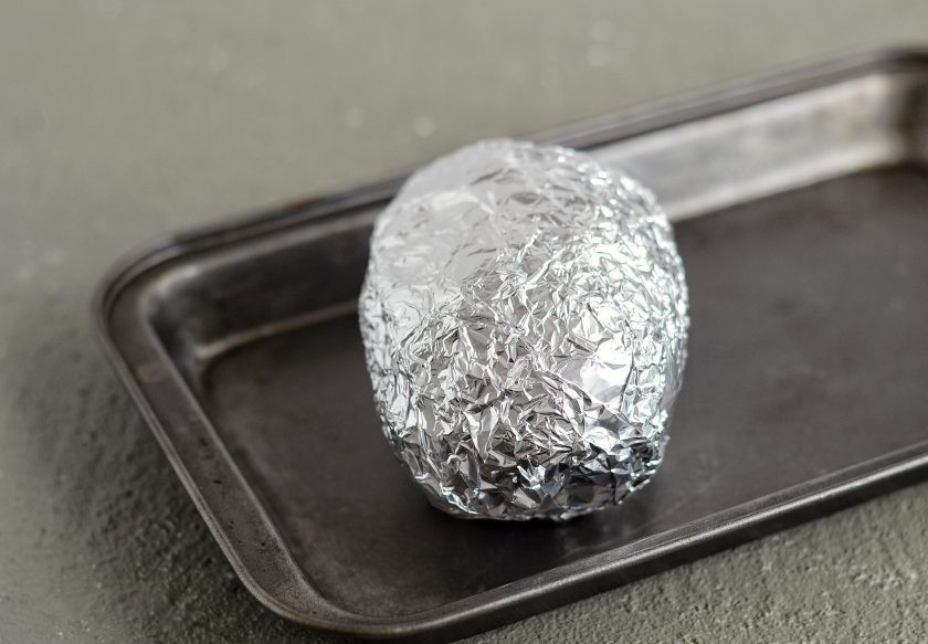 1. Этап. Крошка картошка с грибами: Картофель хорошо промойте, обсушите и заверните в два слоя фольги. Запекайте картошку 1,5 часа в духовке при температуре 200 градусов.