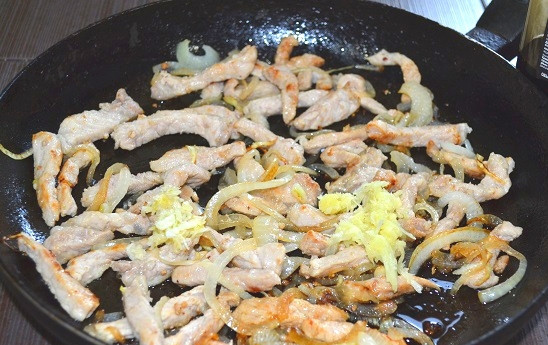 1. Этап. Свинина в имбирном соусе: 8. Влейте соевый соус. Жарьте еще пару минут.