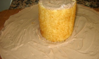 1. Этап. Торт Интрига: 4. Один из пластов можно пропитать сахарным сиропом, а остальные кремом. Сироп готовится так: кипятим воду с сахаром (по 60 г) и добавляем лимонный сок (по желанию).