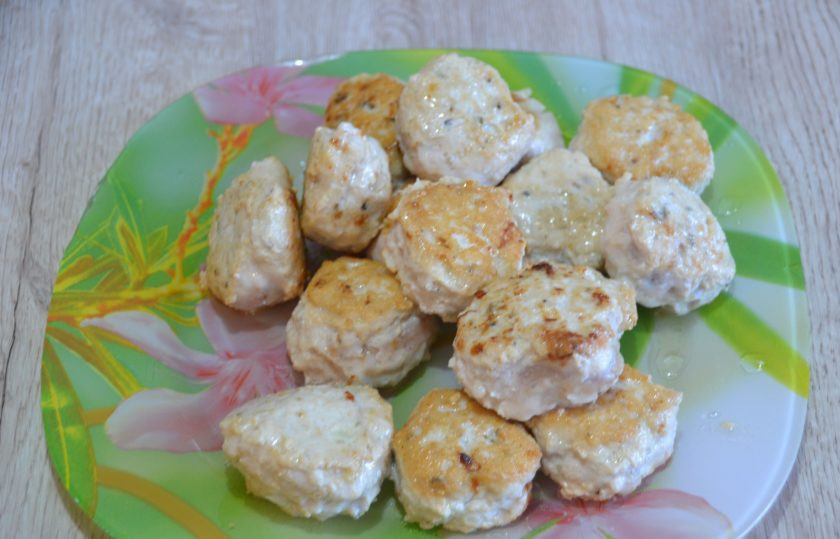 1. Этап. Куриные тефтели без риса: Переложите обжаренные тефтели на тарелку.