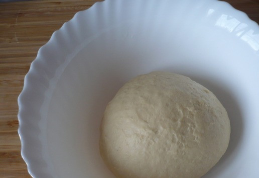 1. Этап. Булочки с плавленым сыром Ассорти: Накройте тесто пищевой пленкой и поставьте в теплое место для подъема на 40 минут.