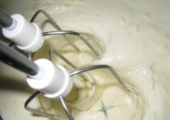 1. Этап. Торт Красный бархат: Взбить яйца с сахаром до пышности и добавить растительное масло.