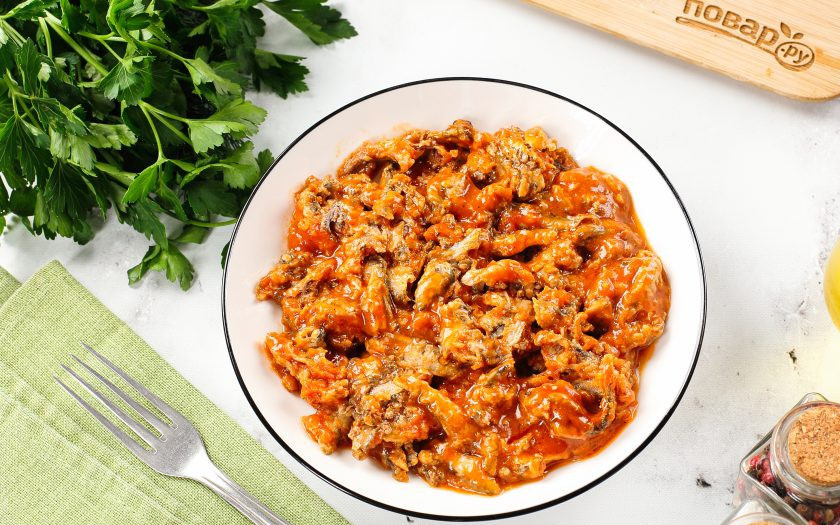 1. Этап. Суп с килькой в томате с вермишелью: Кильку в томате разомните вилкой. Не делайте кусочки рыбы слишком мелкими, иначе при варке она превратиться в кашу и испортит внешний вид готового супа.