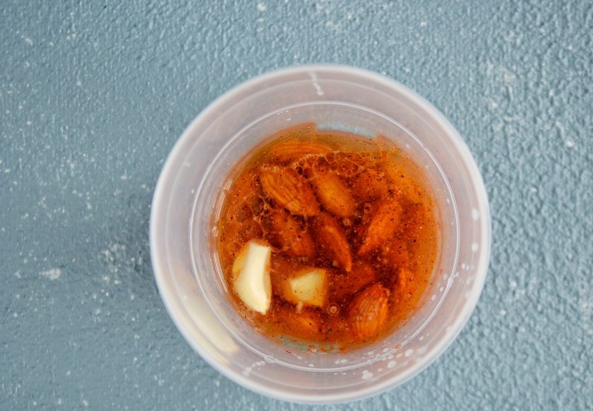 1. Этап. Миндальный соус: Измельчите все ингредиенты в блендере до однородной консистенции.