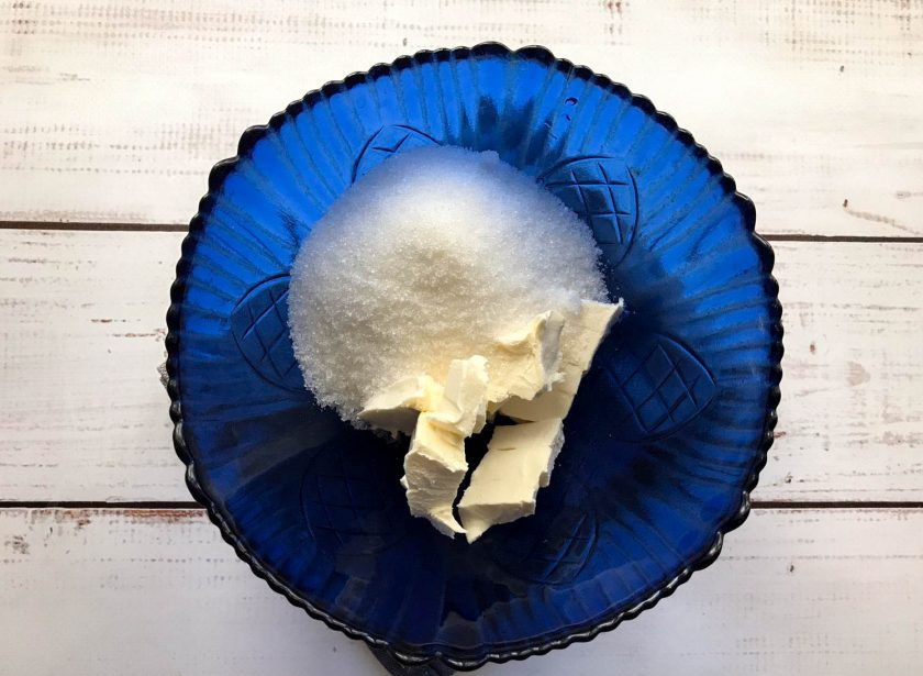 1. Этап. Кексы с красной смородиной: В глубокой емкости разотрите сливочное масло с сахаром.