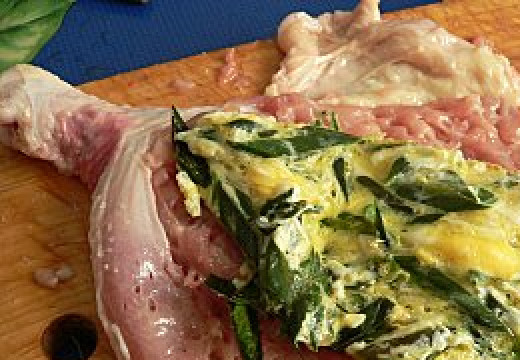 1. Этап. Рулет из куриных окорочков: 5. Начинку нужно тоже посолить и поперчить. Когда такой себе омлет будет готов, - делим его на три части, выкладываем начинку на окорочок.