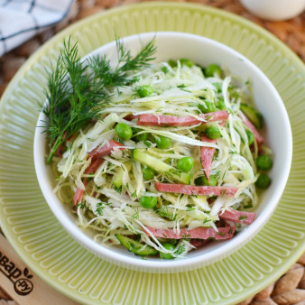 Салат с капустой и копченой колбасой