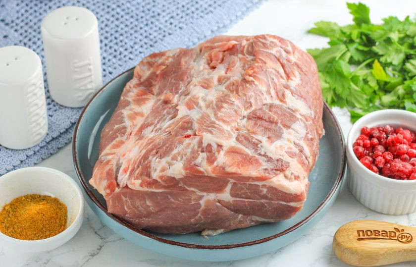 1. Этап. Мясной рулет с брусникой в духовке: Подготовьте указанные ингредиенты. Свинину обязательно используйте сочную, с прослойками сала, лучше всего — вырезку.