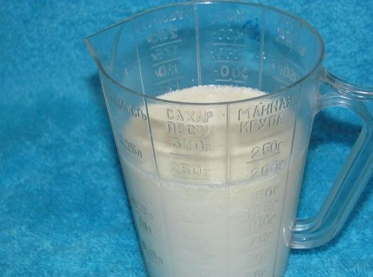 1. Этап. Омлет с майонезом: В стакан наливаем 200 грамм воды и добавляем майонез, тщательно перемешиваем.