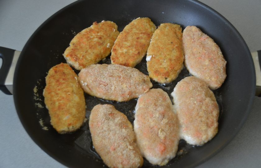 1. Этап. Котлеты из индейки с морковью: Слегка обжарьте котлеты в небольшом количестве растительного масла.