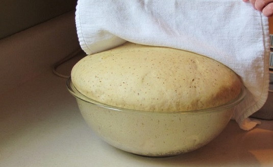 1. Этап. Тостовый хлеб: 4. Если дрожжи свежие, тесто хорошо подойдет. Обомните его руками и дайте ему подойти еще разок.