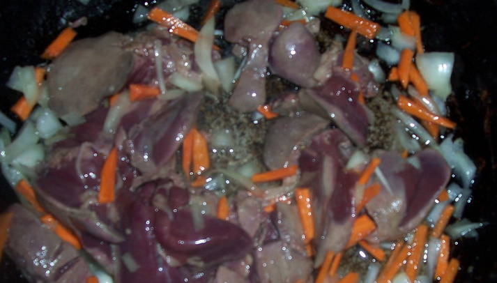 1. Этап. Куриная печень в соусе: Промываем, очищаем, измельчаем лук и морковь. Добавляем овощи к печени, готовим все вместе еще 5 минут.