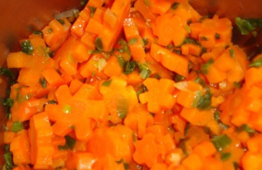 1. Этап. Морковь, тушеная с луком: Перемешиваем все, опять накрываем кастрюлю крышкой и продолжаем тушить, еще минут 5.