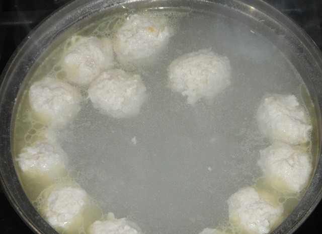 1. Этап. Суп из фрикаделек с вермишелью: 2. Влажными руками из фарша сформируйте небольшие шарики. Выложите в кипящую подсоленную воду фрикадельки. После закипания убавьте огонь и аккуратно уберите пену, чтобы бульон был прозрачным.