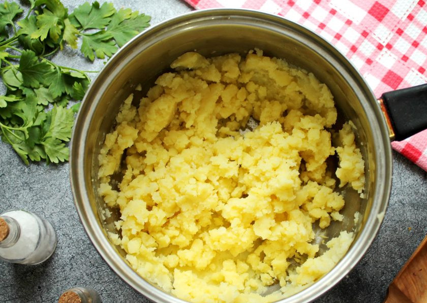 1. Этап. Пирожки с мясом и картошкой в духовке: Картофель очистите и отварите до готовности в соленой воде на среднем огне. Отвар слейте и помните в пюре.