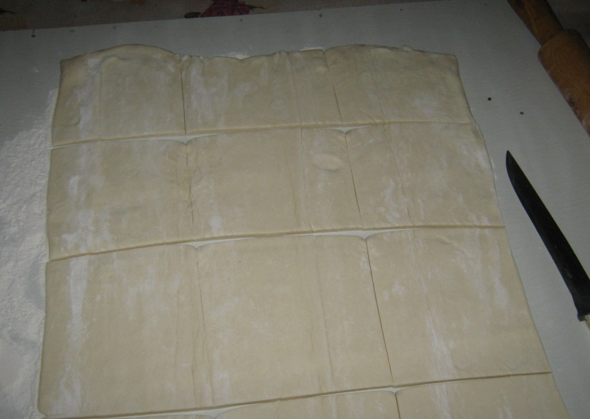 1. Этап. Слойки с творогом и изюмом: 5. Разрезаю пласт теста на необходимое количество пирогов.