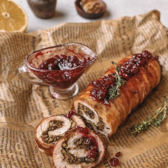 Руладин из индейки под брусничным соусом