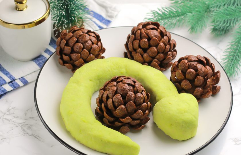 1. Этап. Торт Змейка на Новый год: Таким образом сформируйте и другие шишки. С помощью широкого ножа или силиконовой лопатки перенесите их на блюдо. Можно приготовить крупные шишки и мелкие, разного размера.