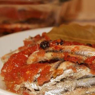 Анчоусы с чесночным соусом