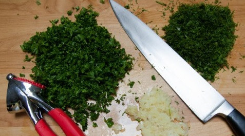 1. Этап. Маринованный перец без закатки: 4. Теперь можно перейти к маринаду. Очистить и пропустить через пресс чеснок. Вымыть и измельчить зелень.