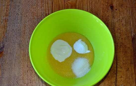 1. Этап. Торт Муравьиная горка: Добавьте ванильный сахар, соду и сметану.