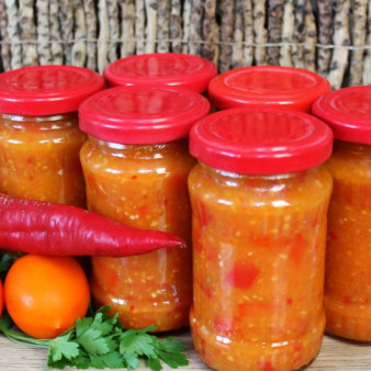 Аджика из желтых помидоров с кусочками перца