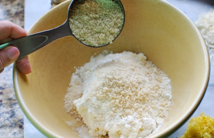 1. Этап. Ньокки с рикоттой: Добавить хлебные крошки.