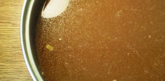 1. Этап. Квас из ржаного хлеба: Переложите сухари в кастрюлю и залейте их кипятком, оставьте так на 3 часа. Затем хлебный настой процедите и добавьте сахар с дрожжами. Уберите в теплое место на 5-6 часов. Кастрюлю накройте марлей.