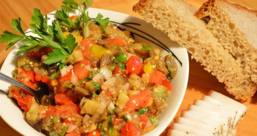 1. Этап. Самая вкусная баклажанная икра Сырая: 10. Настаиваем икру минимум 2 часа в холодильнике, а лучше — дольше. Приятного аппетита!