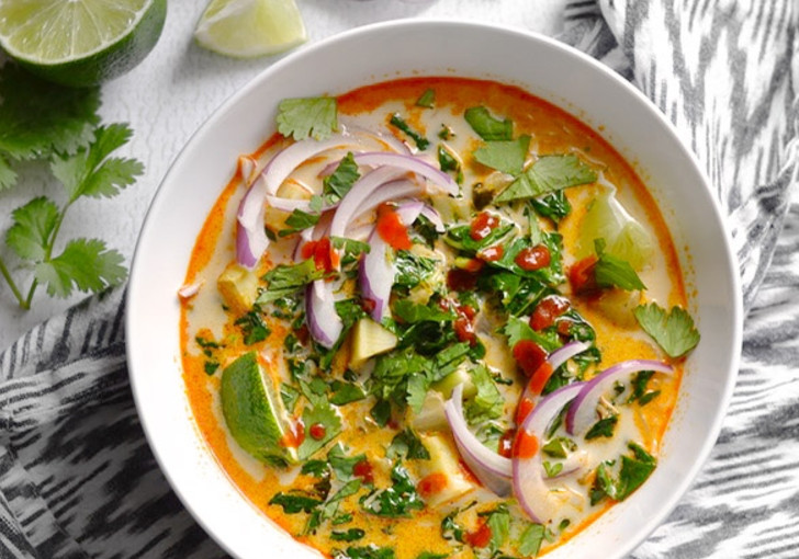 1. Этап. Овощной суп с карри: Подавайте, разложив по тарелкам лапшу и залив её супом. Украсьте луком, кориандром (или другой зеленью), лаймом (немного сока можно выжать прямо в супчик). Если любите острое, добавьте немного чили.