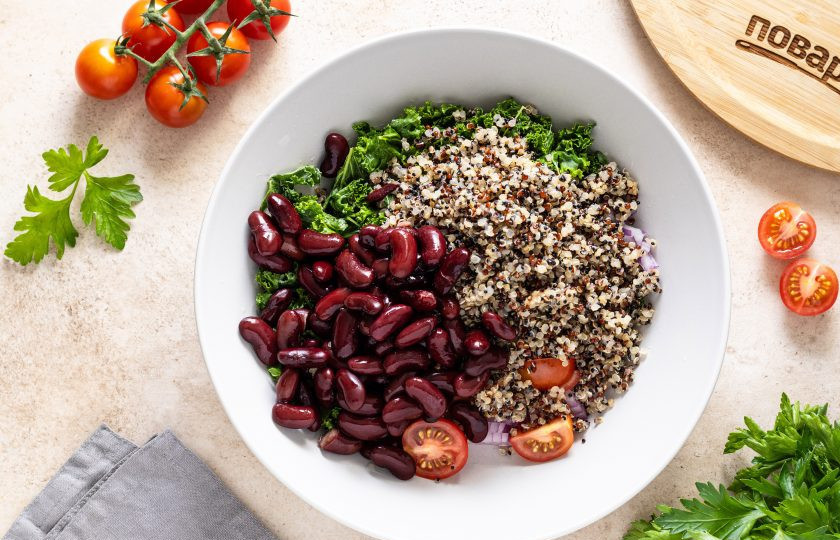 1. Этап. Салат из фасоли с киноа: Добавьте вареную киноа и консервированную фасоль.