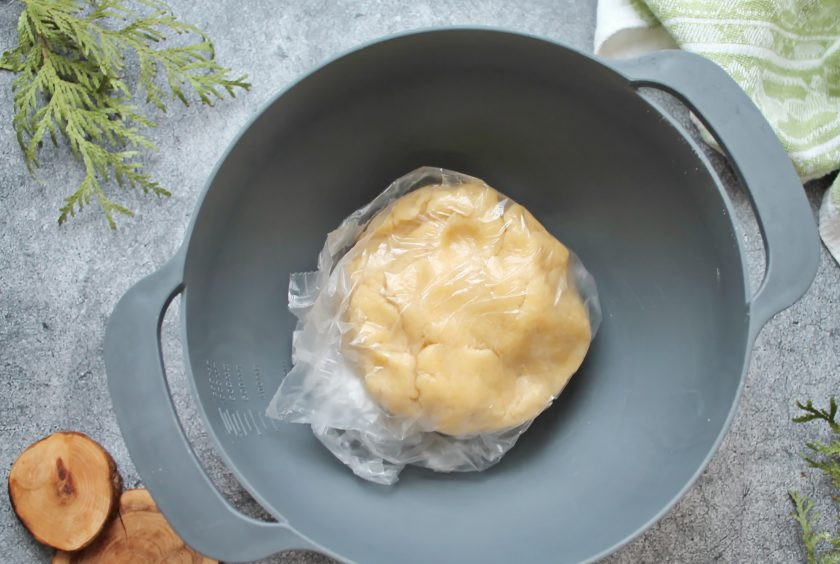 1. Этап. Пирожное Корзиночки с вареной сгущенкой и орехами: Очень быстро замесите тесто, положите его в пакет и уберите в холодильник на 30 минут.