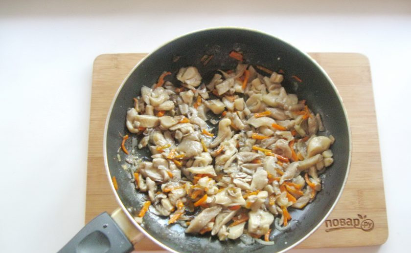 1. Этап. Паштет из вешенок: Посолите овощи с грибами по вкусу. Накройте сковороду крышкой и тушите пока жидкость не испарится.