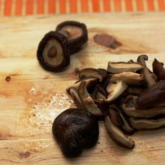 1. Этап. Футомаки с омлетом и шиитаке: А пока рис подходит - занимаемся начинкой. Грибы шиитаке, предварительно замоченные на 2 часа в холодной воде, режем тонкой соломкой. Жесткие ножки удаляем.