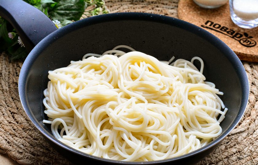 1. Этап. Сладкие спагетти с творогом: В сковороде растопите кусочек сливочного масла, затем выложите туда сваренные спагетти и перемешайте.
