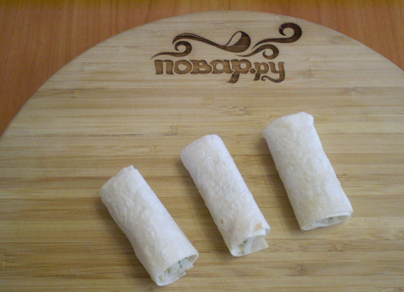 1. Этап. Трубочки из лаваша, запеченные в духовке: Сворачиваем — и получаем вот такие трубочки.