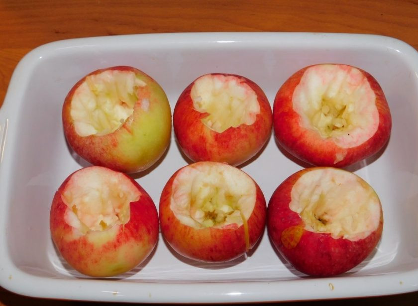 1. Этап. Запеченные яблоки с творожной начинкой: Яблоки помойте, извлеките из них сердцевину, не доходя до дна. Выложите подготовленные яблоки в форму для запекания.