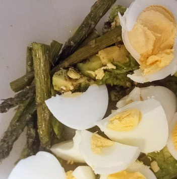 1. Этап. Салат из спаржи, авокадо и яиц: Отваренные яйца нарезать и положить в миску к остальным ингредиентам.