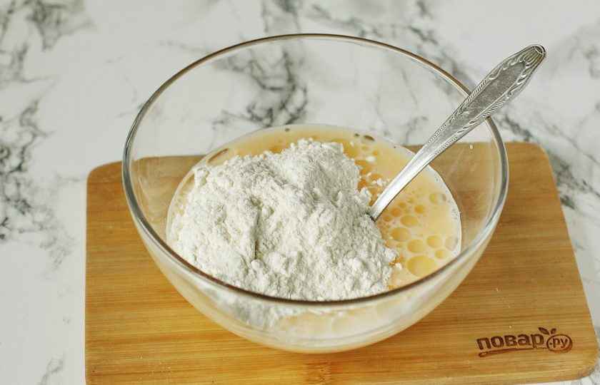 1. Этап. Универсальное тесто для пельменей и мантов: Частями добавьте муку.