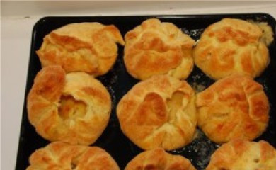 1. Этап. Яблоки в хрустящем тесте: 6. Вот такие получаются наши яблоки в хрустящем тесте в домашних условиях. При подаче посыпайте их сахарной пудрой и кушайте вместе с любым напитком.