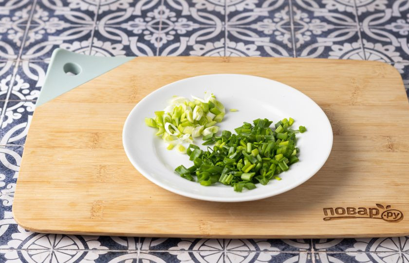 1. Этап. Жареная картошка на оливковом масле: Порежьте зеленый лук вместе с белыми частями.