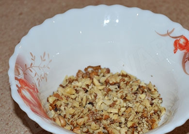 1. Этап. Курица с фасолью и грибами: Грецкие орехи измельчите в крошку.