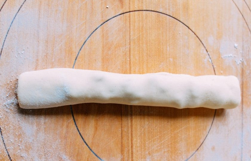 1. Этап. Булочки Розы с изюмом: 2. Подверните края и сверните тесто в рулет.