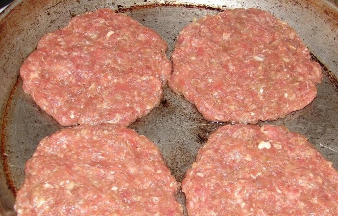 1. Этап. Гамбургер Макдональдс: Из фарша сформируйте котлеты, 8 штук, по форме булочек. Затем обжарьте их в масле до готовности с обеих сторон. Ещё лучше, если изделия вы обжарите на гриле.