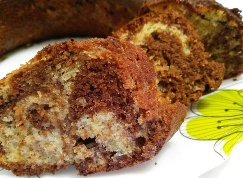 1. Этап. Винный кекс из двух видов шоколада: Выпекайте винный кекс из двух видов шоколада при температуре 175 градусов в течение 40-50 минут. При подаче по желанию посыпьте сахарной пудрой.