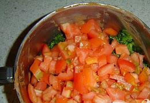 1. Этап. Мексиканская слоеная подлива: Нарезать помидоры и слить лишнюю жидкость. Добавить томаты к овощам.