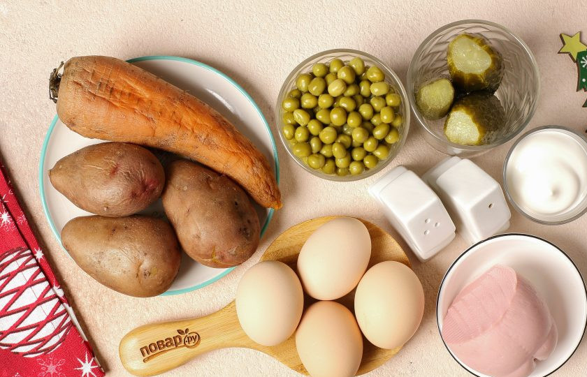 1. Этап. Салат Оливье на год Кролика: Подготовьте все ингредиенты. Яйца, картофель и морковь отварите предварительно и дайте им остыть.