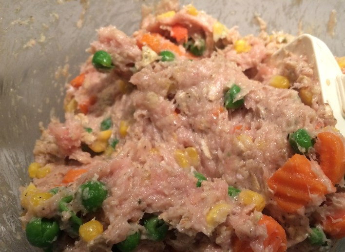 1. Этап. Куриные маффины с отрубями: 2. Добавьте куриный фарш в миску. Вымешайте руками. Если у вас фарша нет, то прокрутите через мясорубку куриное филе или мясо с ножек, а лучше - микс.